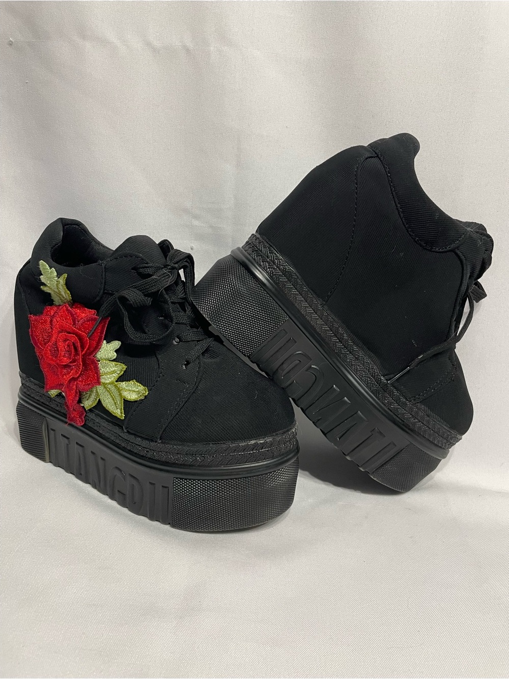 Women’s size 5.5 Black Platform Shoes with Embroidered Red Rose Detail Nearly Ne